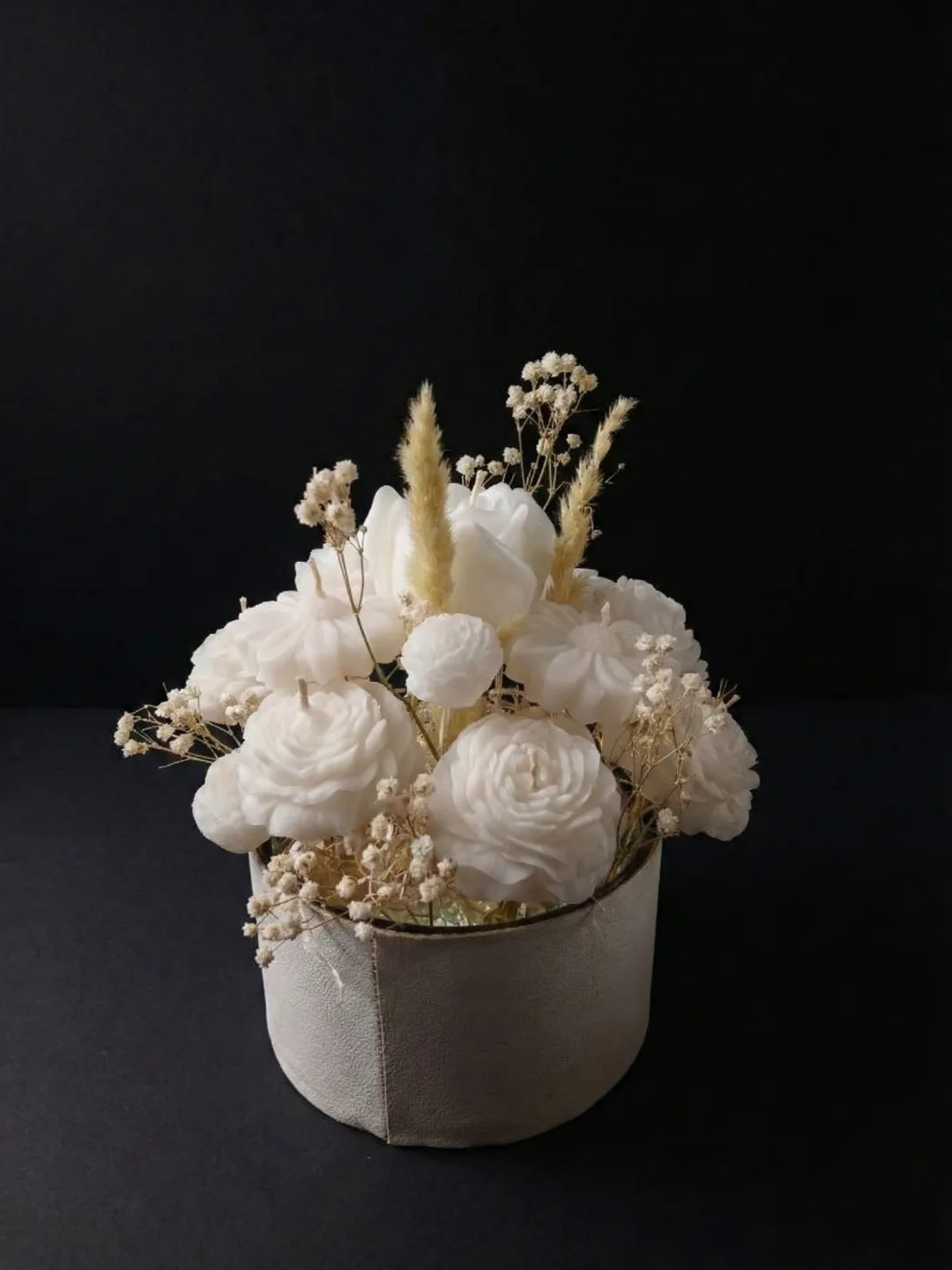 باکس گل‌های سفید شمع